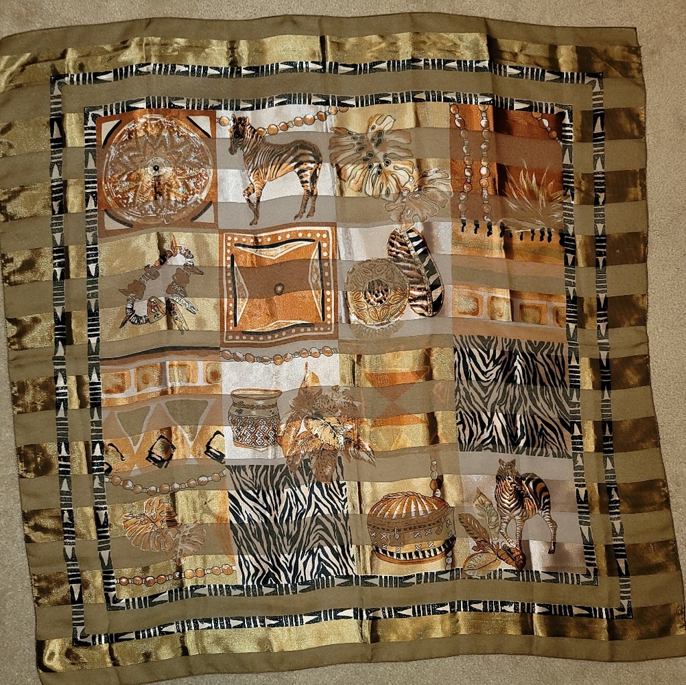 Animal motif gold, black scarf - Picture 3 of 4